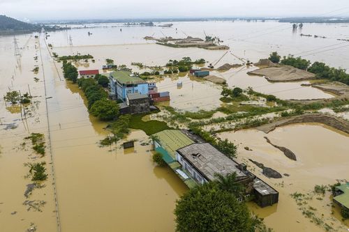Trường học bị nhấn chìm trong lũ, 1.500 hộ dân bị cô lập