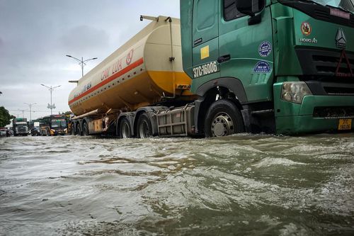 Hàng trăm ô tô nối đuôi nhau qua đường ngập trên quốc lộ 1A