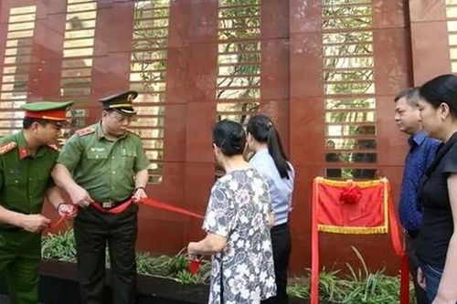 Gắn biển, thêm tên 3 liệt sĩ Cảnh sát PCCC&CNCH Hà Nội hy sinh khi làm nhiệm vụ