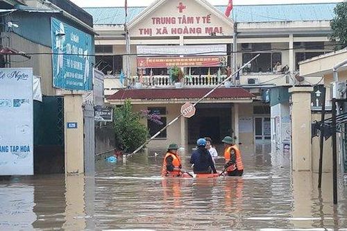 Nghệ An: Di dời khẩn cấp bệnh nhân ra khỏi vùng ngập lụt