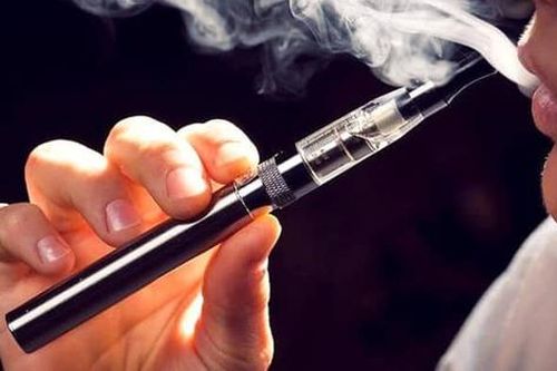 Nữ sinh nhập viện cấp cứu sau khi hút thuốc lá điện tử