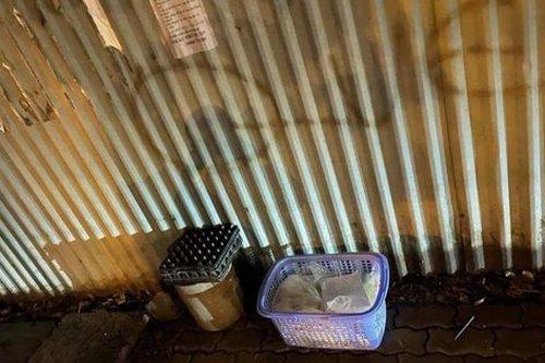 Hai bé gái bị bỏ rơi ở đường vành đai 3
