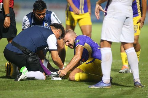Tiền đạo ngoại binh của Hà Nội FC đi cấp cứu