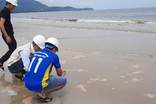 Thừa Thiên - Huế: Nước biển xuất hiện màu 'lạ' sau bão số 4