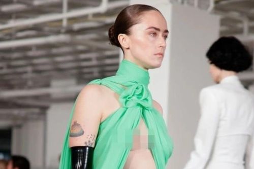 Nhiều người mẫu lộ vòng một, ngã trên sàn diễn tuần lễ thời trang