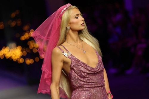 Một ngày Paris Hilton chuẩn bị đồ cho show của Versace