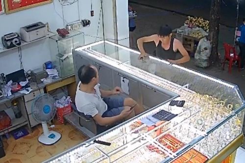 Kêu gọi người dân trả lại vàng mà tên cướp ném ra đường