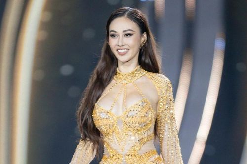 Váy xẻ sâu ở phần thi dạ hội chung kết Hoa hậu Hòa bình Việt Nam 2022