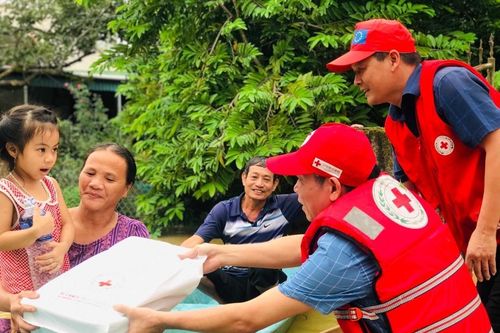 Cứu trợ khẩn cấp các gia đình bị thiệt hại do mưa lũ tại tỉnh Nghệ An và Hà Tĩnh