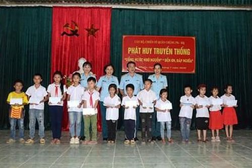 Những người mẹ quân phục xanh