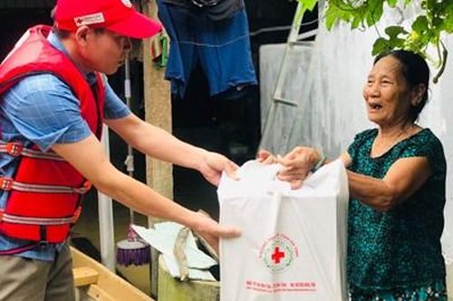 Trung ương Hội Chữ thập đỏ Việt Nam cứu trợ khẩn cấp các gia đình bị thiệt hại do mưa lũ tại tỉnh Nghệ An và Hà Tĩnh