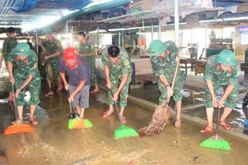 Bộ đội nỗ lực giúp dân