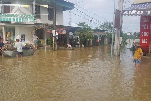 Tiếp tục cung cấp, hỗ trợ về nhu yếu phẩm cho người dân khu vực bị ngập sâu, cô lập