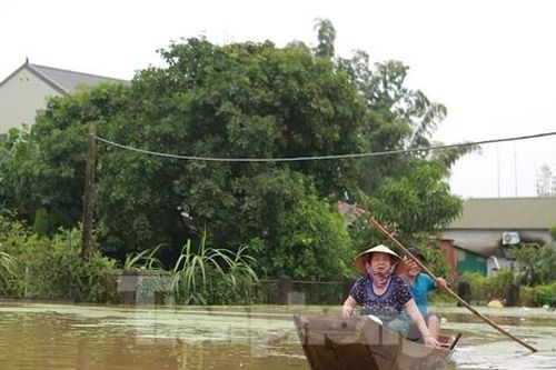 Mưa lũ làm nhiều xã ở Nghệ An ngập sâu, người dân di chuyển bằng thuyền