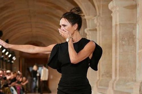 Victoria Beckham bật khóc khi gặp lại con dâu