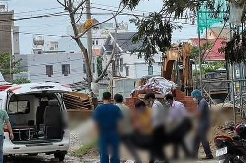 Đang lắp cửa kính, nam công nhân trượt chân rơi tử vong