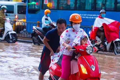 Mưa trắng trời chiều cuối tuần, người dân TPHCM bì bõm lội nước về nhà