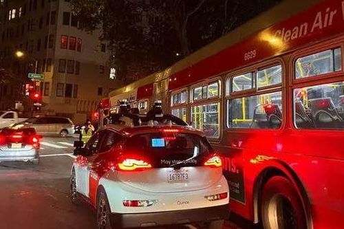 Hàng loạt ô tô tự lái phát sinh lỗi gây cản trở giao thông ở Mỹ