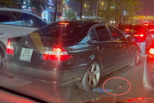 Đi xe BMW vô tư xả rác ra đường khi dừng chờ đèn đỏ ở Hà Nội