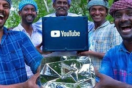 Cả làng 'đổi đời' nhờ chuyển từ nông dân sang nghề 'làm Youtube'