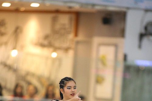 Ngắm những thiên thần trượt băng Việt Nam biểu diễn ở giải quốc gia