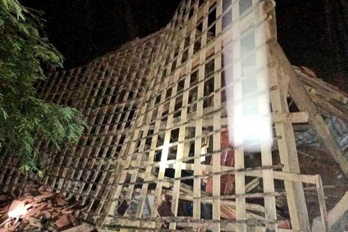 Một nhà dân ở Quỳ Châu đổ sập do sạt lở