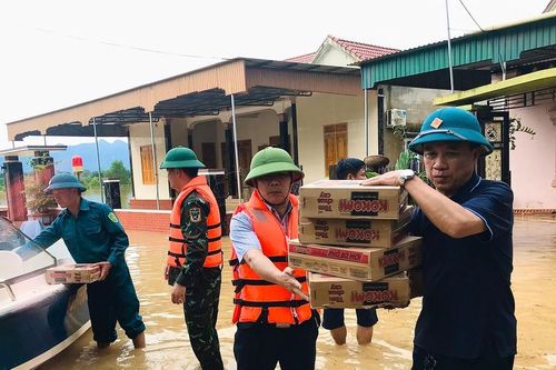 Tân Kỳ: Kiểm tra ngập lụt và trao nhu yếu phẩm cho bà con vùng bị cô lập