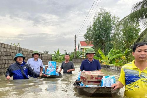 Nhiều nơi ở Quỳnh Lưu vẫn đang bị cô lập trong nước lũ