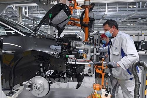 Khó khăn chồng chất, doanh nghiệp thế giới 'vững tay chèo'
