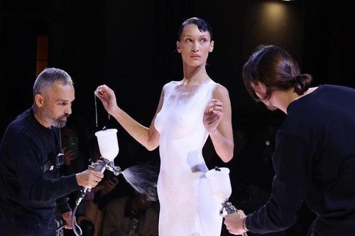 Bella Hadid để ngực trần, mặc đầm phun sơn trên sàn runway