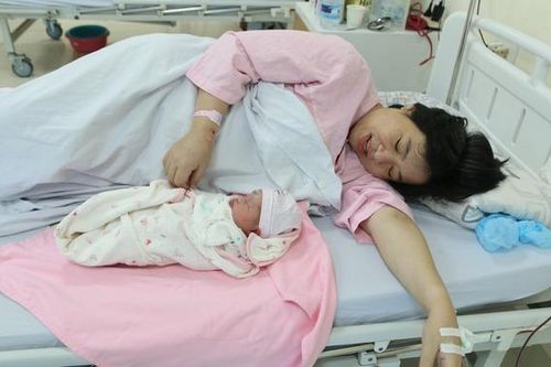 Cặp vợ chồng có con sau 23 năm chạy chữa vô sinh và lời khuyên của chuyên gia