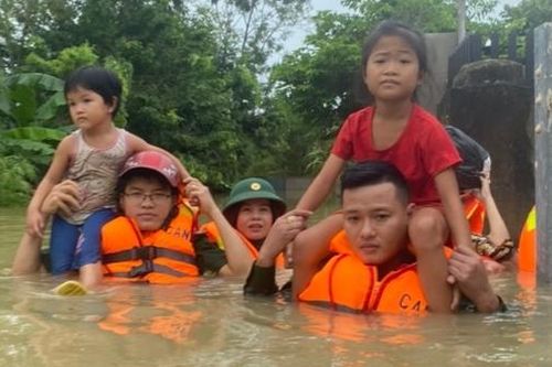 Trắng đêm giúp dân chạy lũ
