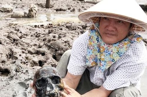 Sóng biển đánh sạt đường giao thông, lộ ra 12 bộ hài cốt