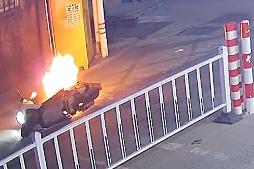 Xe máy bốc cháy dữ dội, cô gái vứt xe chạy thoát thân