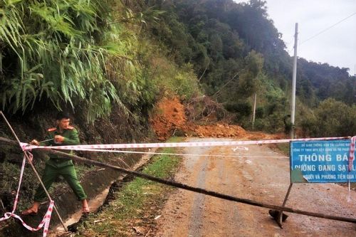 Đất đá trút ào ạt xuống tuyến đường ĐT 606, 4 xã biên giới ở Quảng Nam bị cô lập
