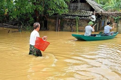 Gần 1.700 hộ dân ở Hà Tĩnh vẫn bị ngập sâu trong nước