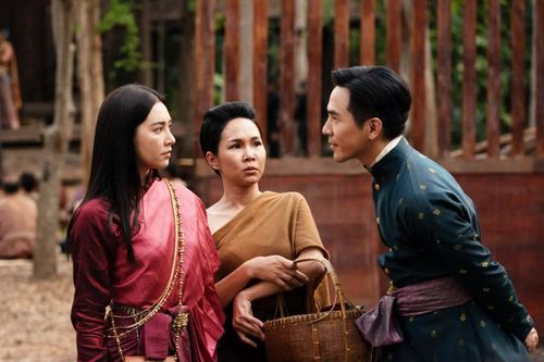 'Bỗng dưng trúng số' và 'Ngược dòng thời gian để yêu anh' bỗng dưng ăn khách