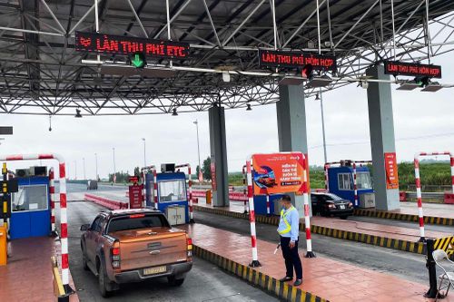 Hai tháng thu phí tự động không dừng, nhiều lỗi thẻ vẫn chưa dứt