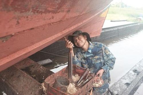 Thợ sửa tàu cá