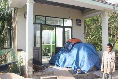 Quảng Nam: Bão qua, nhà sập, cháu gái bị thương tích nặng