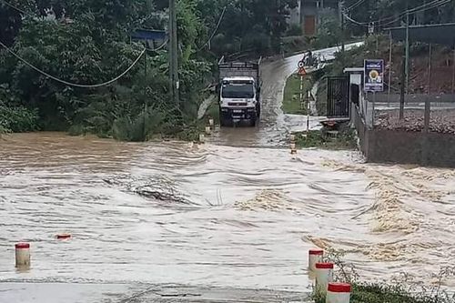 Bị lũ cuốn khi đi qua đường tràn, chồng thoát nạn, vợ tử vong
