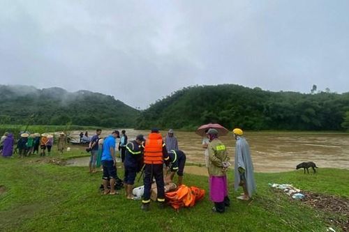 Cố vớt củi dưới sông, một người bị lũ cuốn mất tích