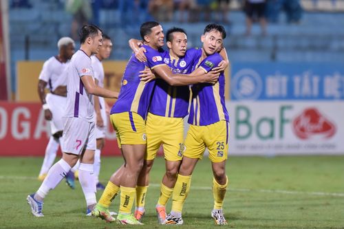 Văn Quyết giúp CLB Hà Nội đè bẹp Bình Dương