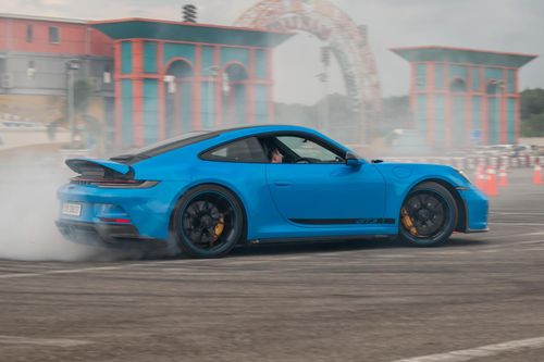 Ông Nguyễn Quốc Cường drift Porsche 911 GT3 tại trường đua