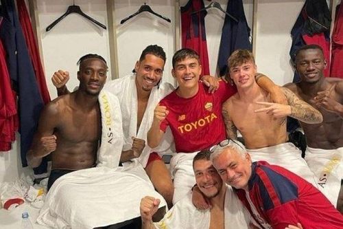 Mourinho ăn mừng cuồng nhiệt sau trận thắng ngược Inter