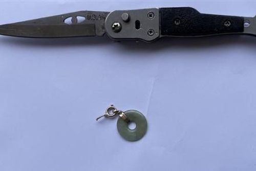 Kề dao vào cổ người phụ nữ để cướp dây chuyền