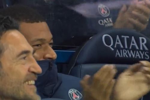 Phản ứng của Mbappe khi Messi đá phạt thành bàn
