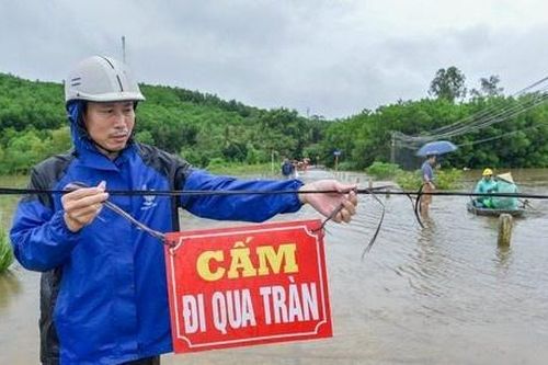 Băng qua tràn ngập nước, người phụ nữ bị lũ cuốn tử vong