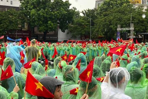 Hơn 2000 cổ động viên tiếp lửa cho 'nhà leo núi' Vũ Bùi Đình Tùng