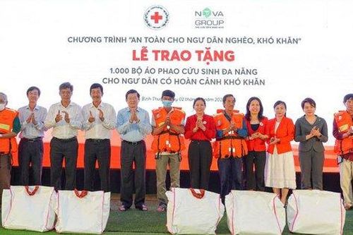 1.000 bộ áo phao cứu sinh đa năng đến tay ngư dân nghèo Bình Thuận